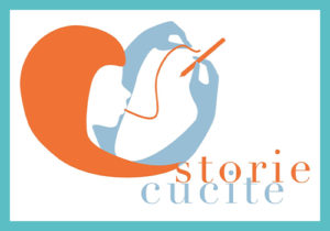 L'immagine rappresenta il logo della casa editrice "Storie Cucite". Una donna dai capelli arancioni infila con le mani, dentro una penna, un filo che parte dalla bocca.
