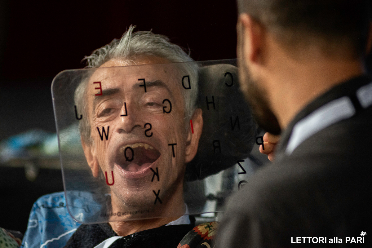 Foto di Claudio Imprudente durante la fiera Lettori alla Pari